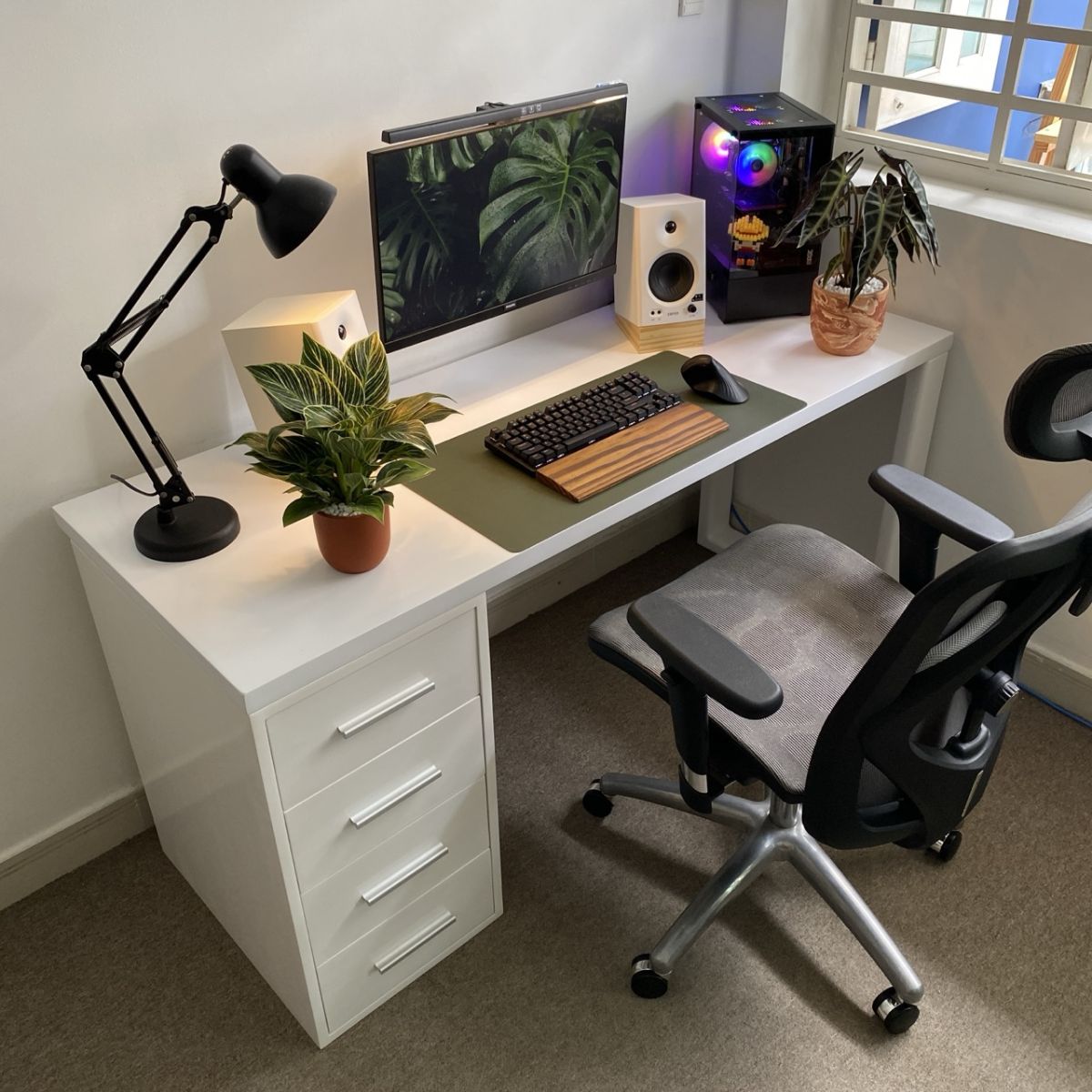 ban ikea loai 1 tu keo mau trang chup kem voi ghe